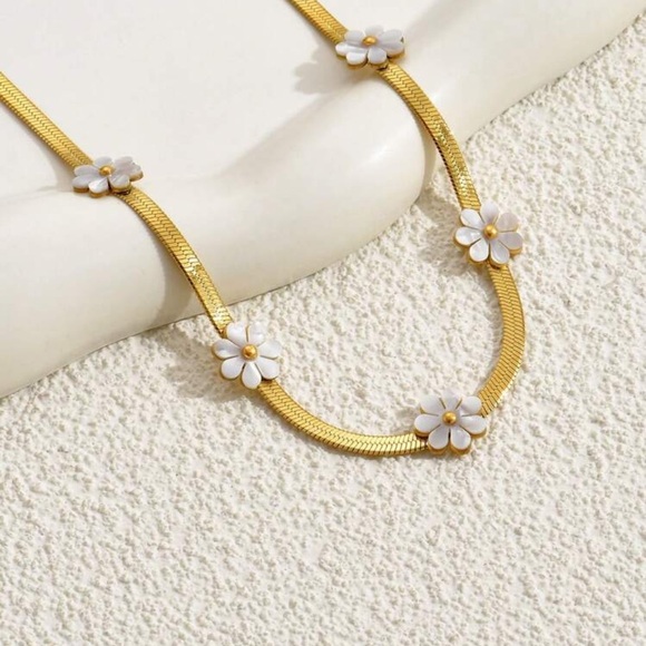 18k Gold Plated Stainless Steel Flat Snake Chain Necklace With 5 White Flower - Picture 2 of 5